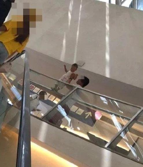 孩子|这爸妈带娃太“放飞自我”了,宝宝:可能我就是买电脑送的