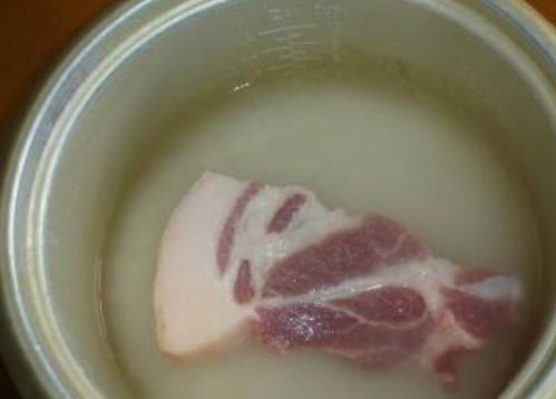 洗猪肉，别只会用清水！学会正确方法，再加2样，快速清洗无腥味