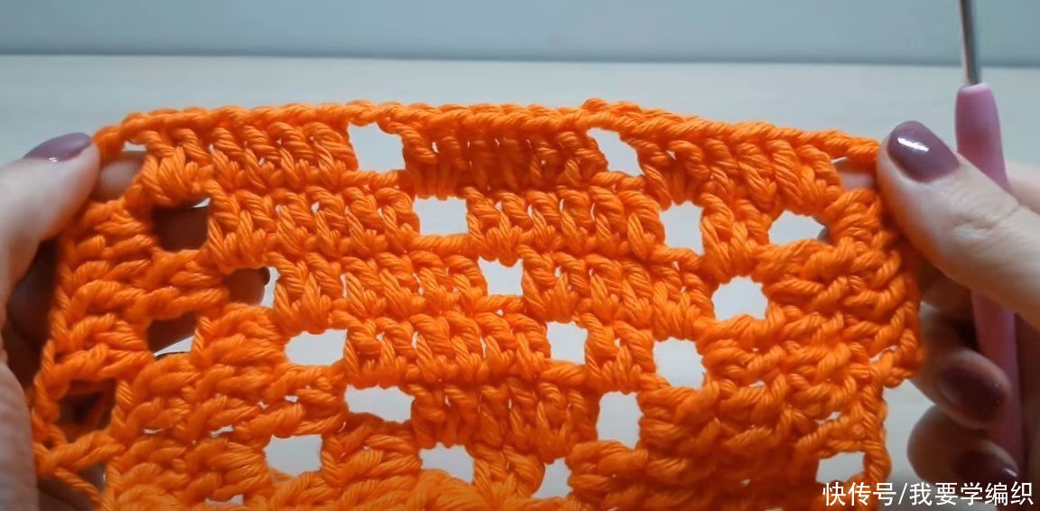  做成|清新简约的钩针方片，可当坐垫或做成抱枕，镂空条三角拼接片教程