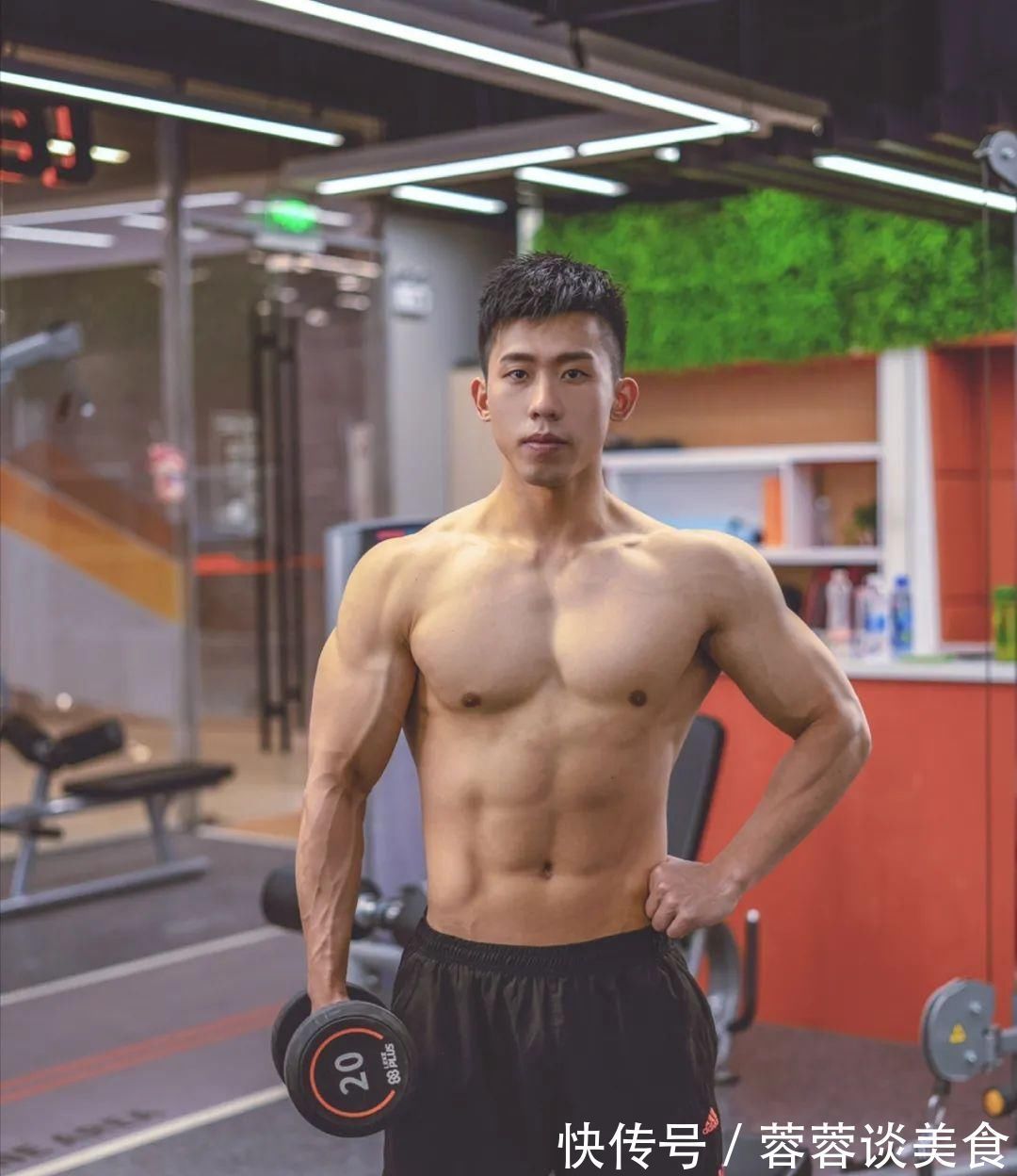 髋关节|型男医生的鲨鱼线六块腹肌引发舔屏，网友看后直呼我可以