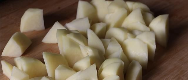 最近超火的懒人鸡腿,电饭煲里一扔,出锅太香了,8个瞬间就扫光