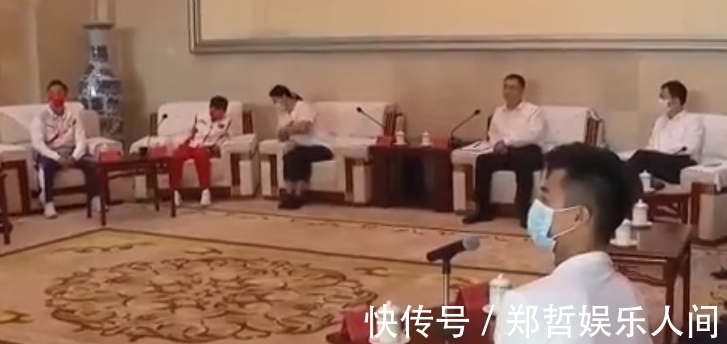奥运会|全红婵首度现身!领导接见时愣神,全场瞩目焦点,合影绝对C位