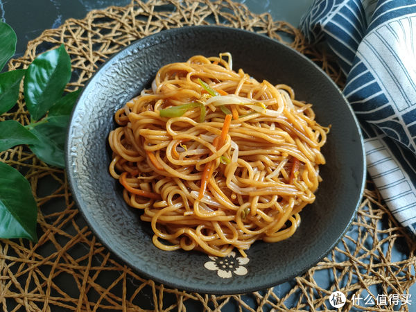 炒面条好吃有技巧，掌握三个诀窍，面条不粘不坨、劲道爽滑