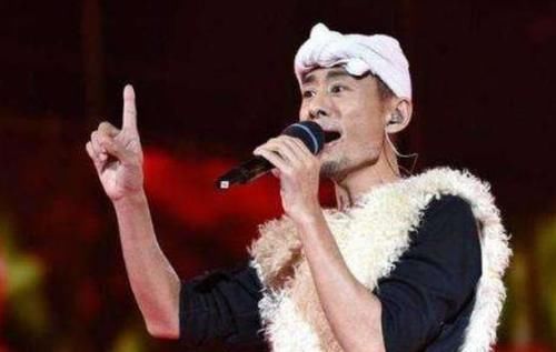 他曾是《星光大道》冠军,因身份造假被迫退圈,如今要靠老婆养活