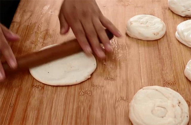 想吃油酥饼不用买，教你在家做，做出来金黄酥脆，满屋子都是香味