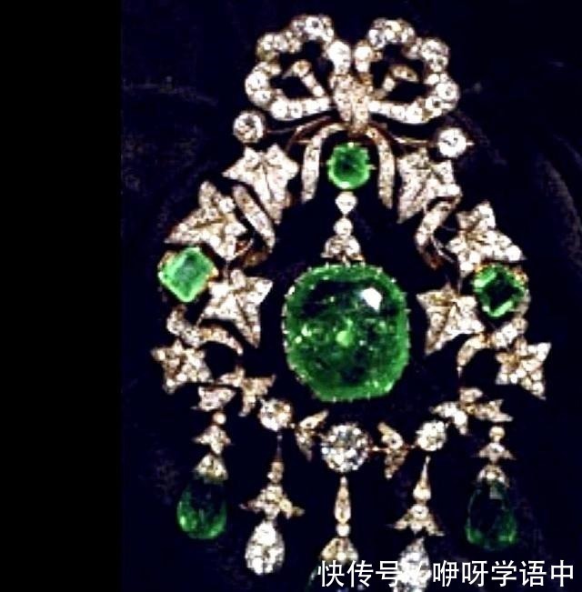 诗丽吉王后 诗丽吉的红宝石项链真不少,甚至还有传家宝,诗妮娜也戴过祖传的!