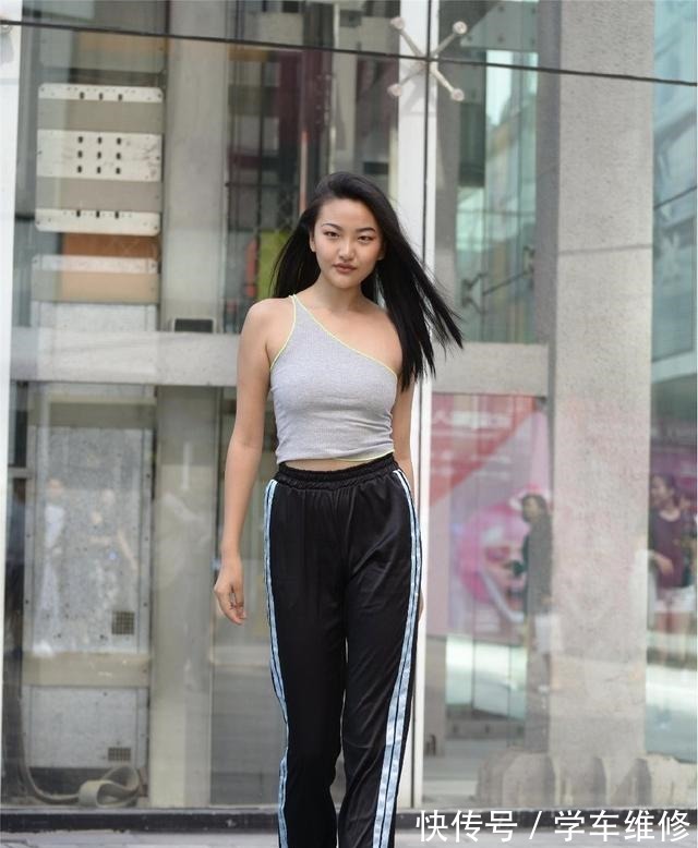 上衣 黑色打底裤搭配性感灰色上衣,显高显瘦,保暖还能优雅十足!