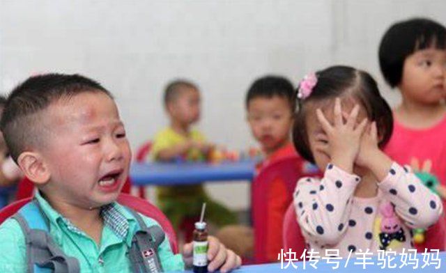 幼儿园|幼儿园老师给学生换衣服，无意间看到一个东西掉落，第二天辞职了