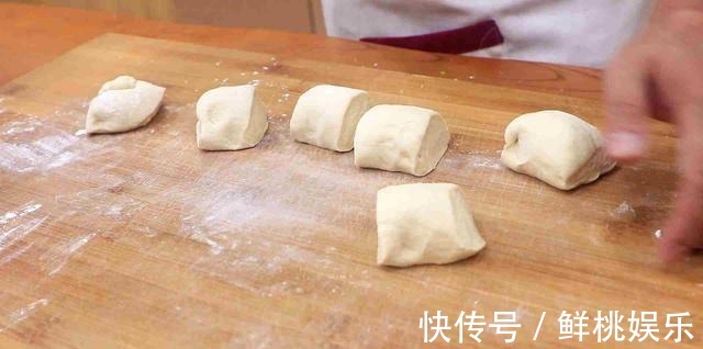 这个饼比葱油饼更好吃，早点摊上卖3块，照这个方法做，1块都不到