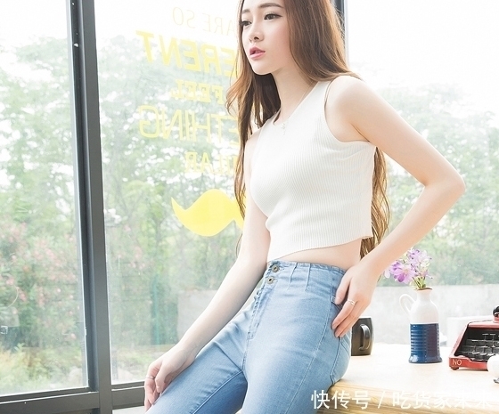 优雅甜美的牛仔裤小姐姐,有种大家闺秀,出水芙蓉的美!