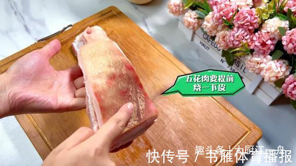 猪皮|做红烧肉,最忌焯水和用水炖了,教你一招,肥而不腻,太解馋了