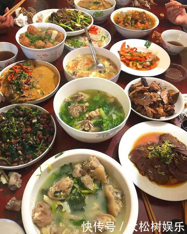回婆家过年,弟媳妇做了一桌接地气的饭菜,网友:这才是家的味道