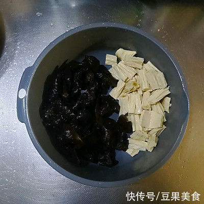 这道腐竹木耳炒火腿，汤汁都要舔干净