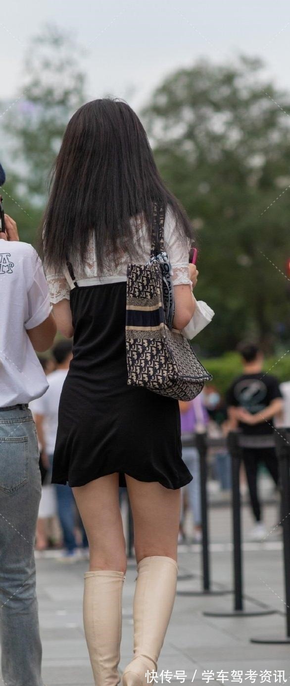 搭配 束腰贴身的连衣裙,选择合身的裙型,减龄单品!