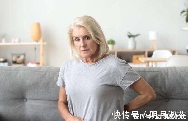 身体|女人中年后,身体感到4种不适,或是提醒你即将进入“闭经”期