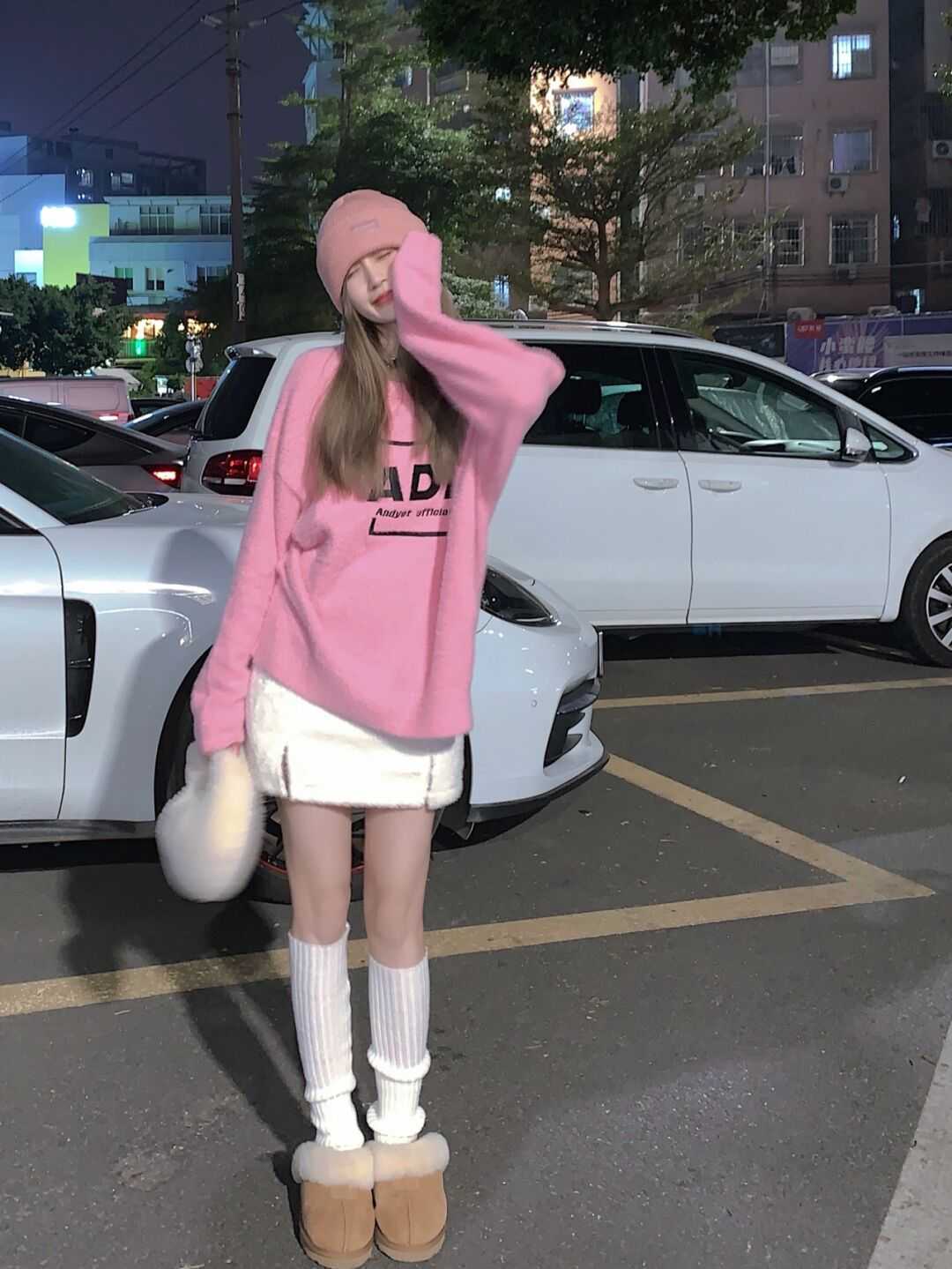 qq秀 开春不知道怎样穿?用粉色毛衣搭配这几条下装,真的封神了