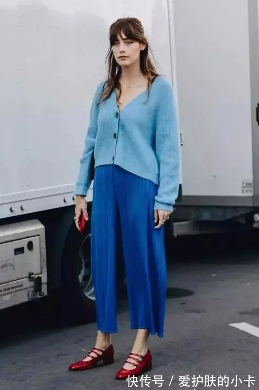 搭配|奶奶衫+碎花裙,奶奶衫+百褶裤=今秋时髦搭配,可气质可温柔