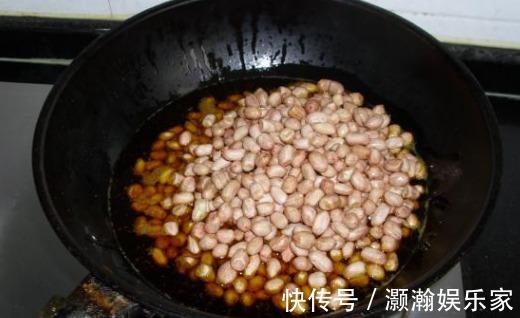 白皮儿|炸花生米,先放油就错了!大厨教你正确做法,香脆美味,不回潮
