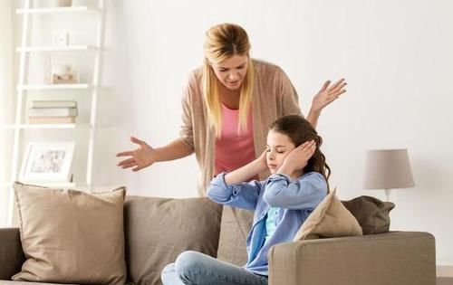 宝妈|宝妈罚跪父子三人,小儿子动作成亮点,网友:穿尿不湿的你伤不起