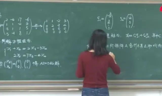 课堂|大学女教师的课堂板书很惊艳，堪比“印刷体”，成学生传阅焦点