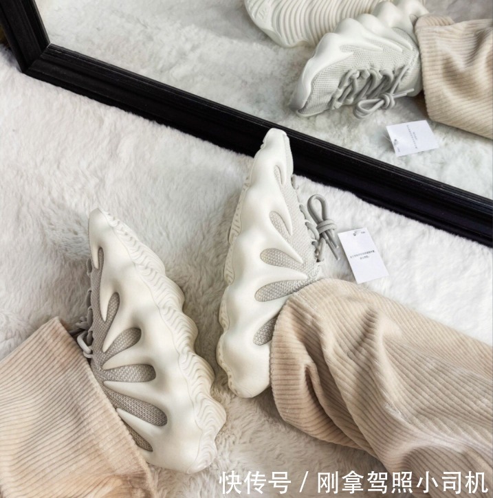 配色 像丑萌丑萌的小笼包or饺子Yeezy450再曝新配色!