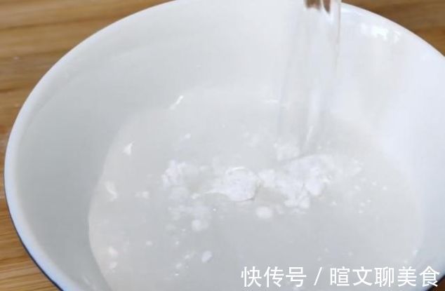 空心|一碗糯米粉，开水一烫，教你做空心麻团，不开裂不回缩，个个空心
