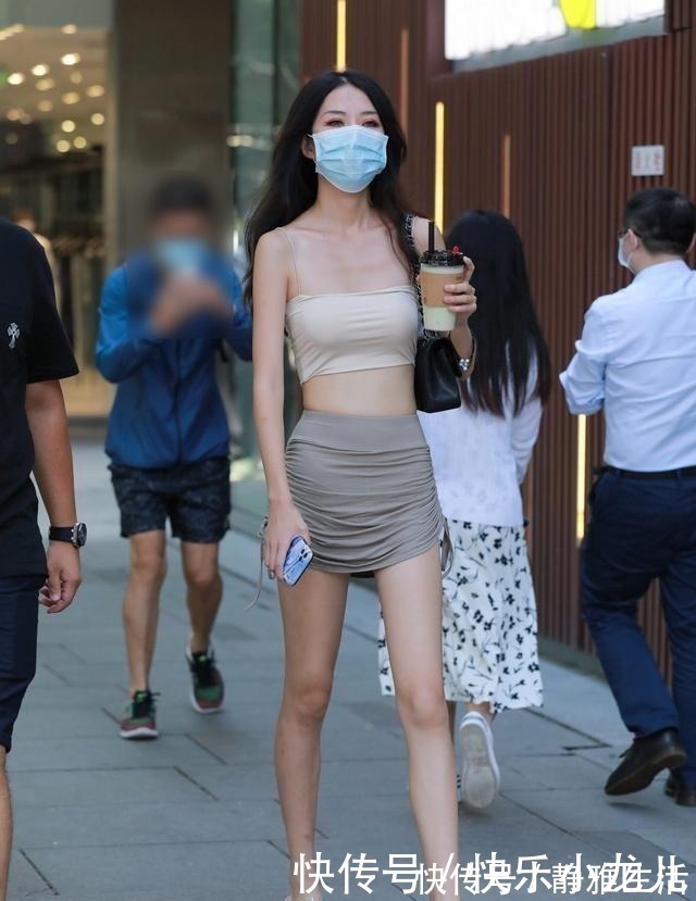 时尚 “漏斗形”身材的连衣裙美女，得体耐看又时尚，白里透白