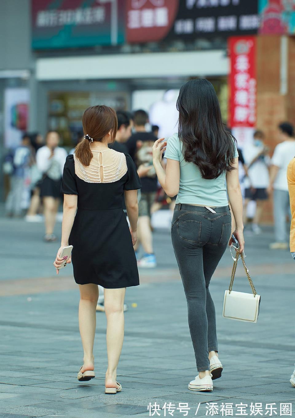 高跟鞋|穿弹力牛仔裤配短袖衫，清凉时尚美丽显瘦，穿出休闲有型的美