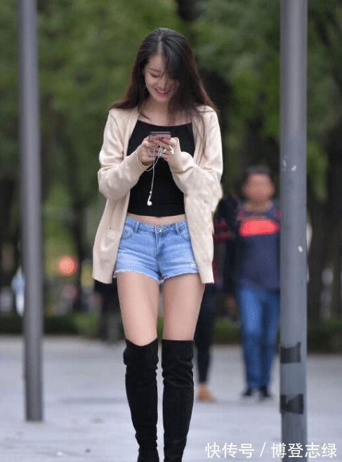 靴子|甜甜的小姐姐，牛仔短裤搭配长筒靴，尽显甜美气质