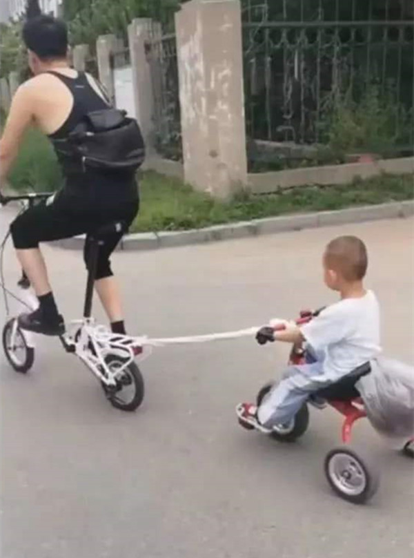 动作|爸爸带女儿看病的照片走红，看到他的动作，网友：关键时刻很靠谱