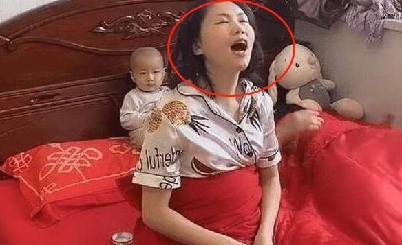 兴趣爱好|一家三口睡觉走红:爸妈装疯卖傻,好一对“戏精”,宝宝一脸茫然