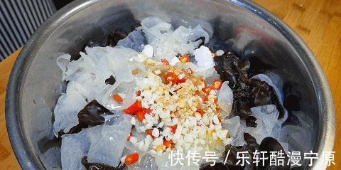 泡软|夏天没胃口试试这一黑一白的凉拌菜,一拌就上桌,家人都说好