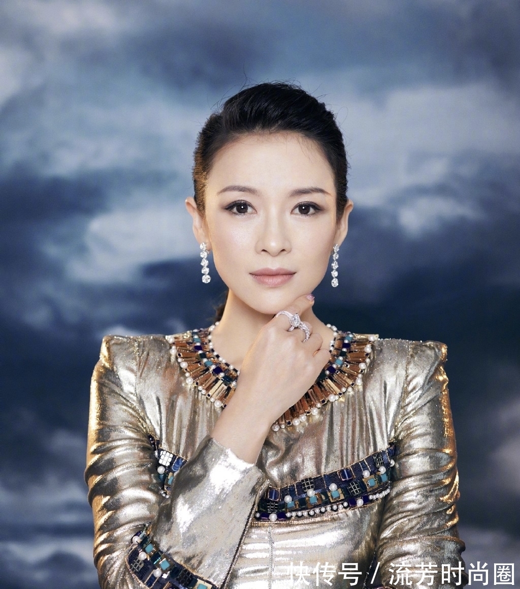 耳环 众多女明星都喜欢佩戴珠宝,而只有她的珠宝是和服装最贴切的!