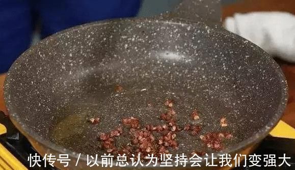 香油|调肉馅时,有人放香油,有人放熟油,都不对,学会正确做法,喷香