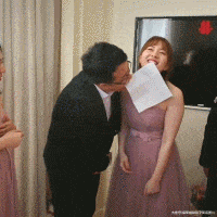 |搞笑GIF：太高兴了 据说新娘当时都开心的哭了
