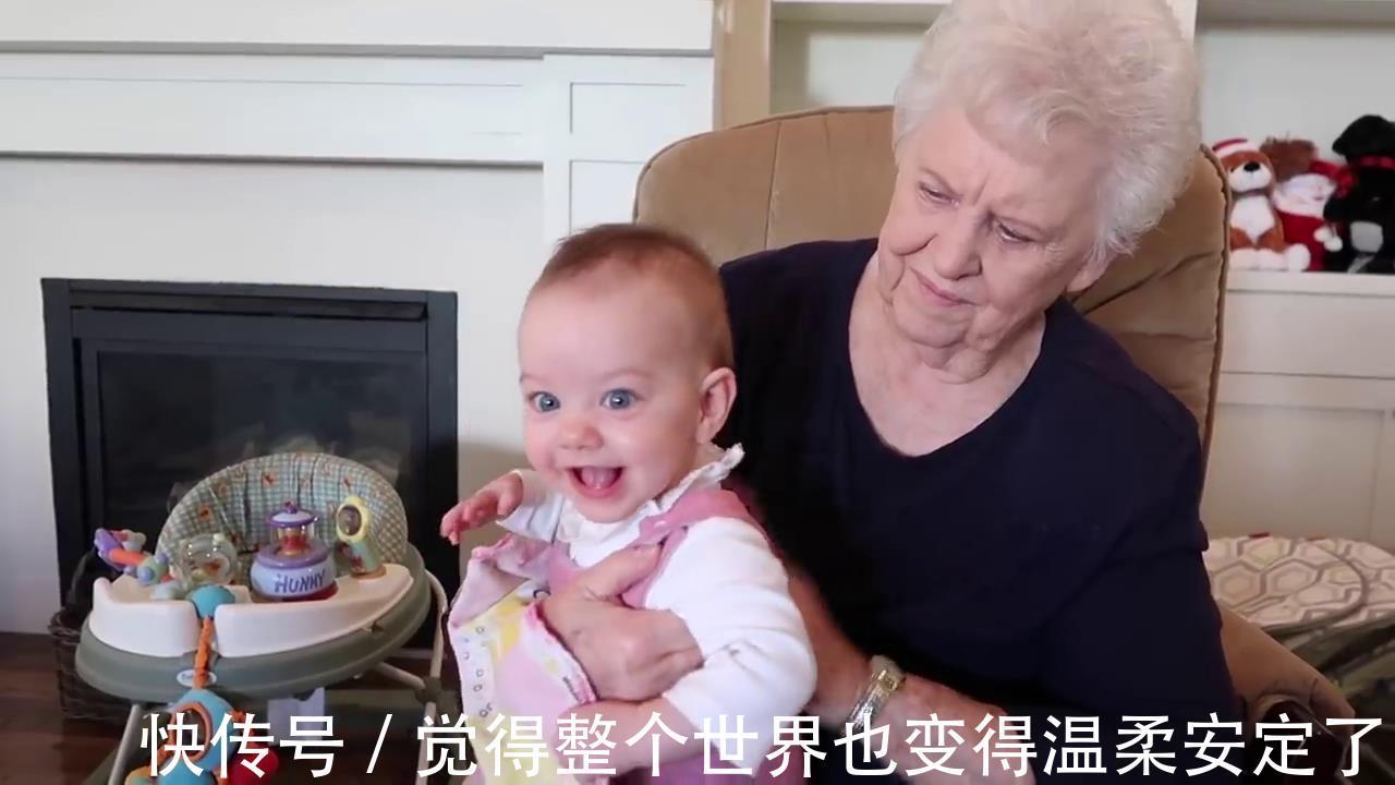 宝妈|5胞胎在客厅等妈妈给自己冲奶粉,一个个张望的小脑袋,太可爱