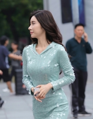 亮片|蓝色亮片裙重出江湖,修身效果极佳,二十岁也能穿出轻熟风