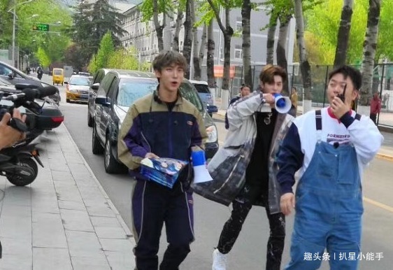 干得漂亮|baby携众星进高校受学生热捧,他进高校录节目被保安轰走