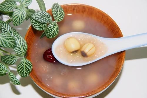 睡眠质量|金秋莲子很养人，4种莲子食疗方，帮你养心安神，缓解失眠多梦