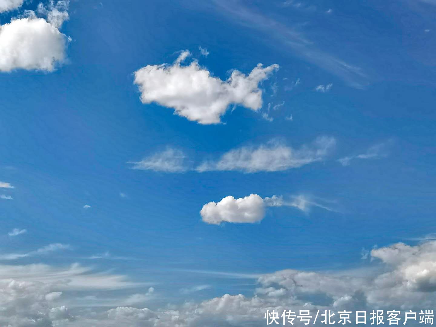 白云 美！今天的北京，天空湛蓝剔透，白云如絮似雪