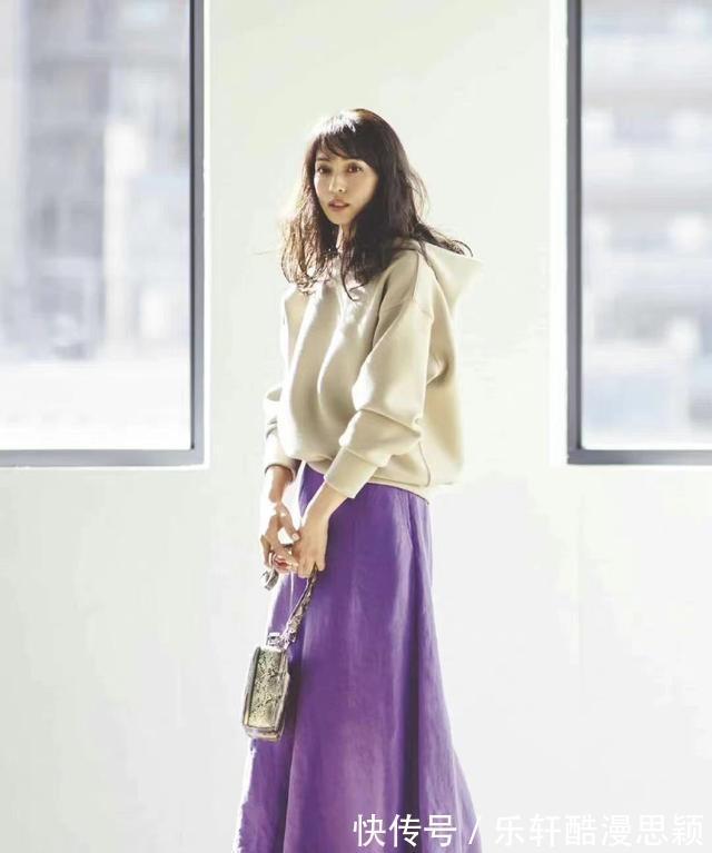 减龄|秋天卫衣别只会搭配牛仔裤,时尚潮人这样穿,优雅又减龄!