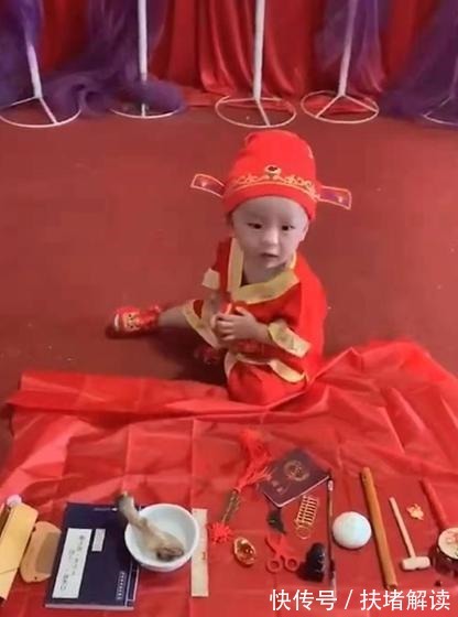 家长|女儿百日宴“抓周”,一把抓住“饱腹之物”,宝妈羞愧:真没脸看