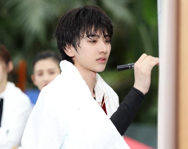 下水|蔡徐坤《跑男》下水,“脱妆”截图照火了,这脸确定有21岁