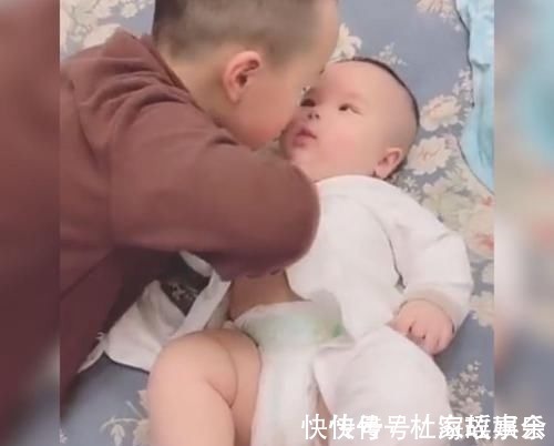 大耳朵图图|大宝给二宝耐心换衣服,接下来的一个举动暖化人心:满脸都是宠溺