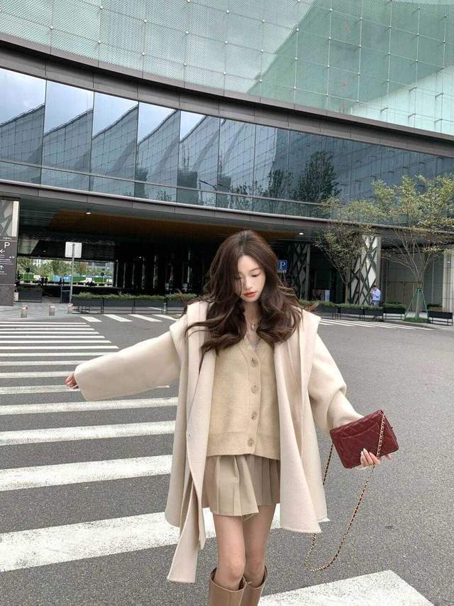 秋冬季节 秋冬季节的大衣怎么选?中长款大衣+半身裙高贵优雅,女神范十足