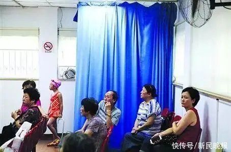 马库斯|太尴尬!游泳馆女性更衣室里惊现十几岁男孩!男孩妈妈:孩子又看不懂