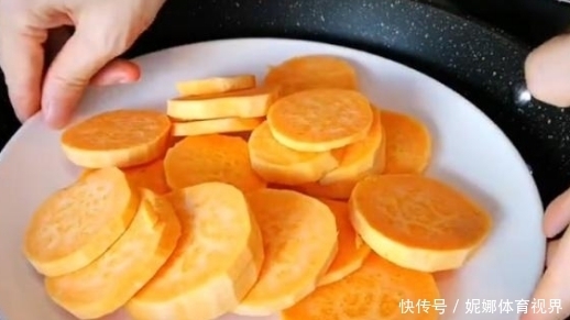 红薯|红薯“秘制新吃法”,不油炸不水煮,外酥里糯,真的是太香了!