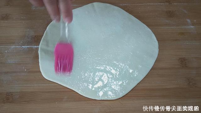 葱花饼这样做太香了,多加1种食材,外酥里软,凉了也不硬,解馋