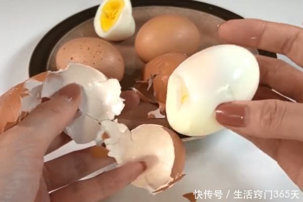 小窍门|煮鸡蛋很多人都煮错了，教你一个秘诀，鸡蛋不开裂不粘壳，超好剥