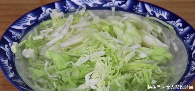 粘锅|今天才知道,原来包菜粉条这样做,难怪之前粉条老粘锅,收藏了